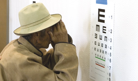 homem fazendo exame oftalmológico