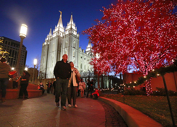 When are the Christmas lights at Temple Square switched on?