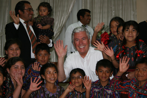 O Presidente Uchtdorf com crianças