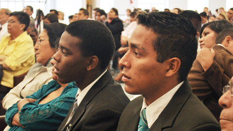 Misioneros y miembros mormones escuchan al élder Ballard