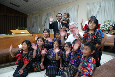 Il presidente Uchtdorf con i bambini