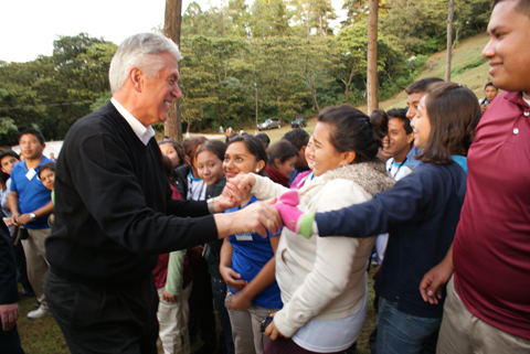 O Presidente Uchtdorf em uma conferência de jovens na Guatemala