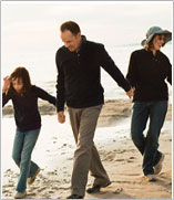 해변에서 손을 잡고 있는 가족 사진. 
