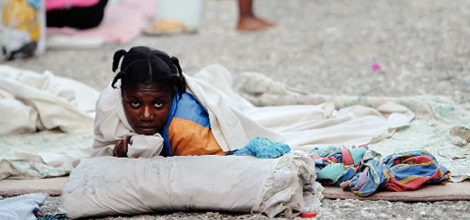 재난 구조를 받고 자고 있는 아이티 여인