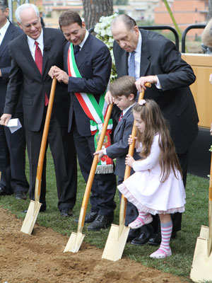 Il presidente Monson aiuta due bambini durante la cerimonia del primo colpo di piccone.