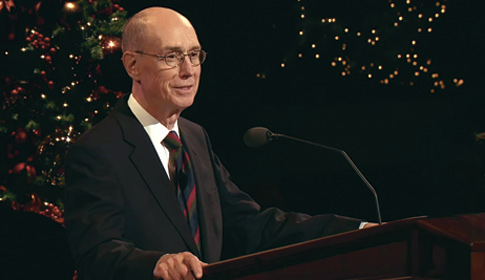 Le président Eyring fait un discours à la veillée de Noël 2010.