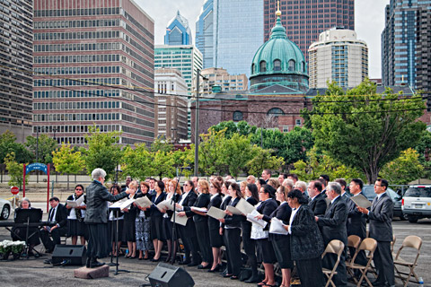 O coro na cerimônia de abertura de terra do templo da Filadélfia