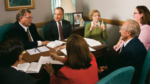 dirigenti della Chiesa parlano durante una riunione