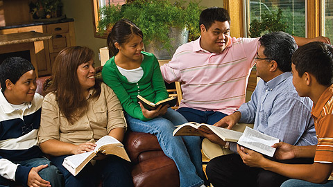familia estudiando el Evangelio junta