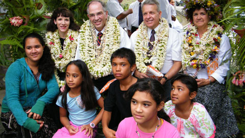 El élder Andersen con miembros del Pacífico