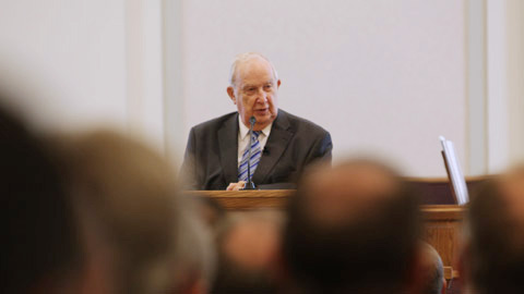 Elder Scott hält eine Ansprache