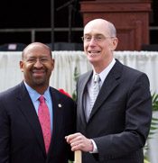 le président Eyring et le maire de Philadelphie en train de donner le premier coup de pelle