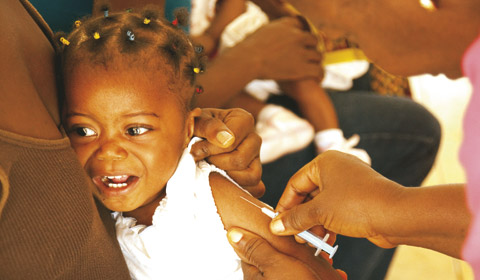 Ein junges Mädchen wird geimpft