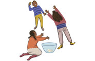 종이로 만든 공과 그릇으로 게임을 하고 있는 세 아이.