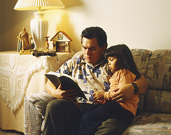 Ein Vater liest mit seiner Tochter in den heiligen Schriften