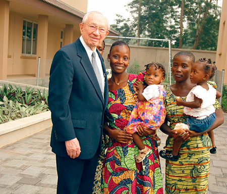 Presidente Hinckley con mujeres y niños africanos