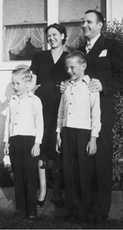 Howard W. Hunter und seine Frau mit ihren Söhnen John und Richard.