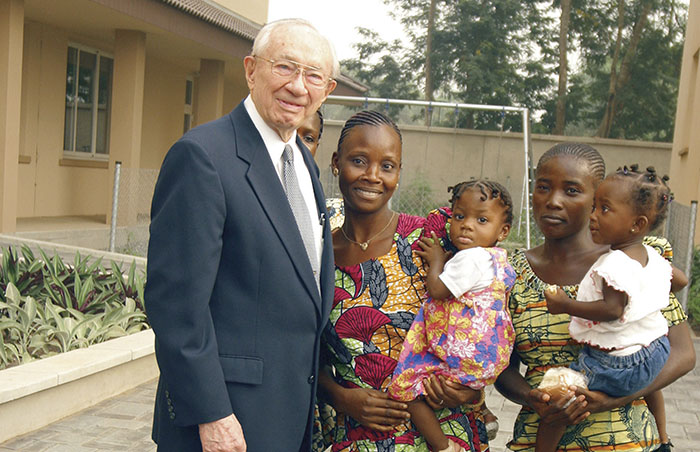 Gordon B. Hinckley with members in Ghana