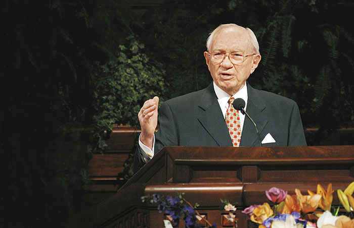 Gordon B. Hinckley at the pulpit