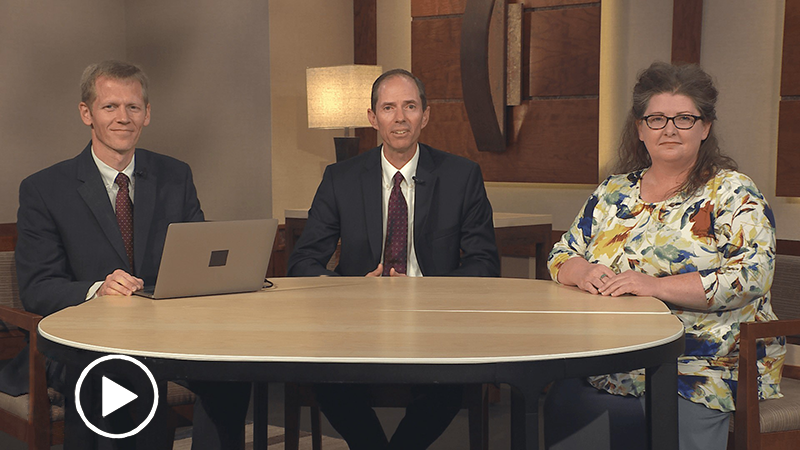Jon Thomas, Diane Thomas e Cameron Packer em uma transmissão do Seminário e Instituto (SI) debatem as iniciativas dos professores para o Seminário em 2022.