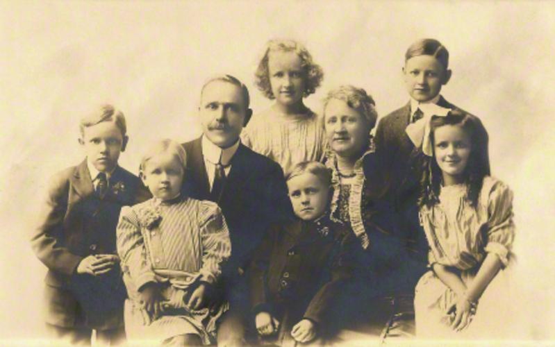 Joseph y Annie Merrill con sus hijos; alrededor de 1912