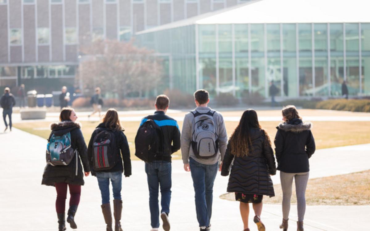 studenti che camminano in un campus