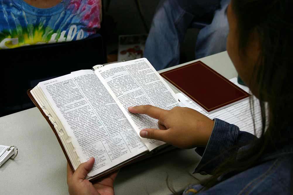 Mädchen liest in den heiligen Schriften