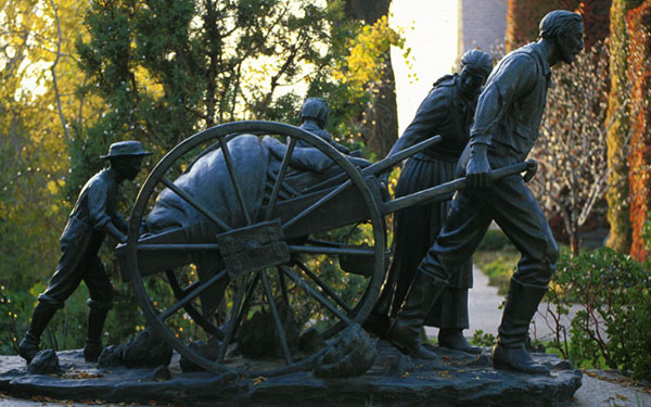 Statue of pioneers pulling a handcart